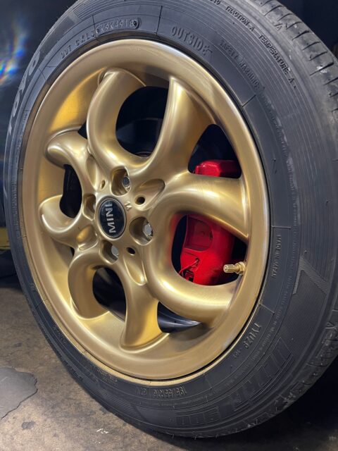 Wheel Wednesday, MINI edition.🇬🇧

Gold wheels, red calipers, and a whole lot of personality. Not exactly the kind of setup that blends into traffic.

We're fans of this combo, but what do you think? 👇

#WheelWednesday #MINICooper #MINILove #KingsCrossAuto #BritishCars #VancouverWA
