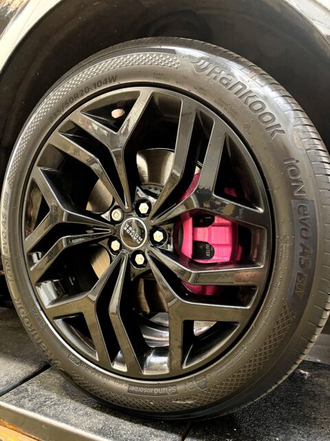 Luxury meets attitude. 🖤🩷

Adding a major splash of personality to the mid-week grind with this sharp Range Rover wheel setup. The gloss black multi-spoke paired with custom hot pink brake calipers makes a bold statement—definitely not a look that blends into traffic!

Rate this combo from 1–10 in the comments below! 👇

Hearing a strange noise, or is your European ride simply due for routine service? Comment BOOK below, and we’ll DM you a link to schedule online at your convenience.

📍 Kings Cross Automotive | Vancouver, WA

#WheelWednesday #KingsCrossAuto #RangeRover #LandRover #CustomCalipers #BritishCars #VancouverWA #PDXCars #EuropeanAutos